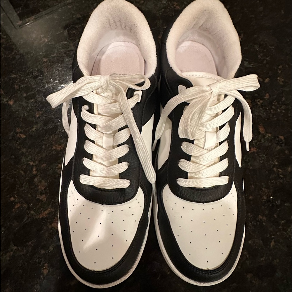 ALO Yoga Recovery Mode Performance Sneaker, Black/White; EUC, Women’s Sz. 12 US